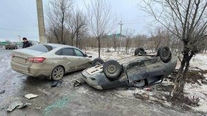 Автомобиль перевернулся после ДТП в Уральске