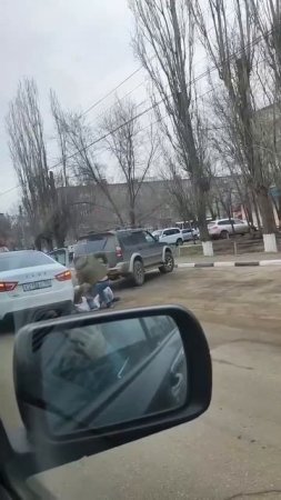 В Воронеже двое мужчин устроили дорожные разборки.