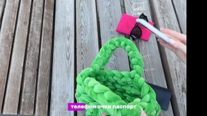 Салатовая полукруглая сумка из трубчатой пряжи
