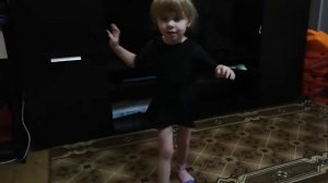 Наша лялечка танцует