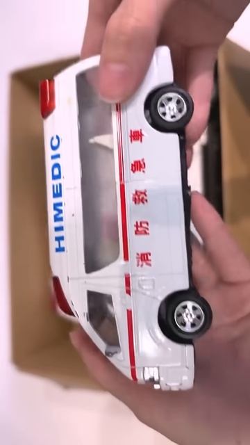 Детские машинки скорой помощи едет по склону! Экстренный тест на вождение смотреть онлайн