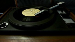 Поет Олег Ухналев.