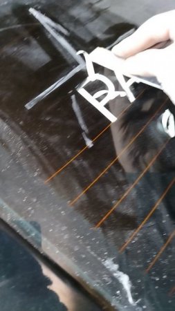Как и чем быстро убрать наклейки со стекла авто.