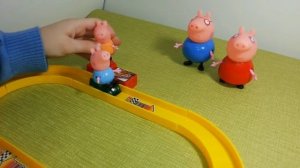 Свинка Пеппа и Джордж получили подарок автотрек с машинками