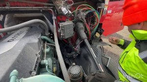 Volvo d13 Процесс замены шланга воздушного компрессора  (air compressor hose changing process)