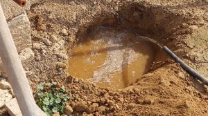 Как я выкапываю большой камень в саду .