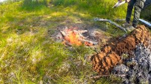 Целая курица на углях под землёй - camping and cooking by the river ноокат