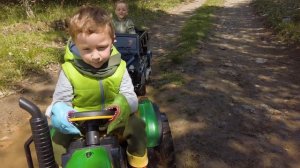 Лёва на  тракторе вытаскивает из грязи застрявшего на машинке друга