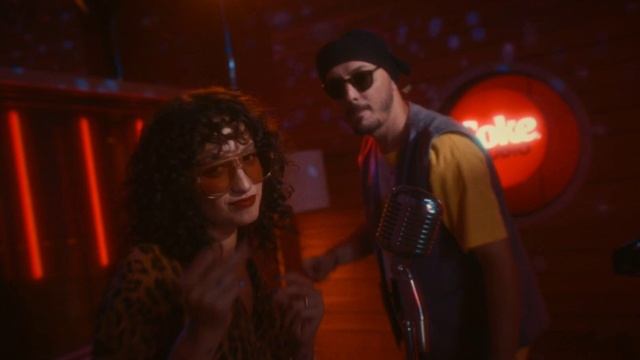 Melike ŞahinHey! Douglas - Sarıl Bana Şarkı Sözleri keşfet