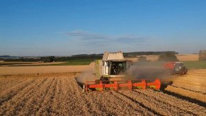 Трактор и комбайн