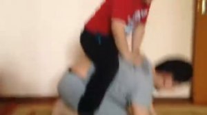 Братишка издевается над братом