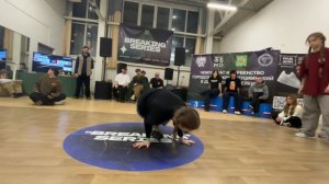 девочка танцует брейк данс . last point crew/
girl dance
bgirl
