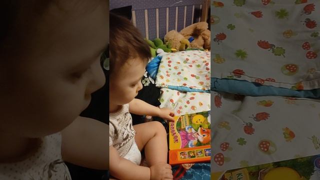 Ребенок сам включает сказку, листает книжку и участвует в повествовании