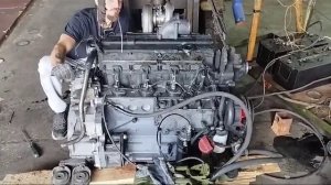 Замер давления масла в двигателе DEUTZ TCD 2012 после ремонта.