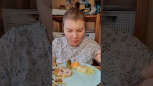 Мукбанг. Жареное бедро, пюре, огурчики, салат с морковкой