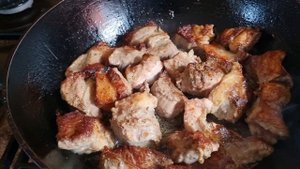 Готовлю вкуснейший гуляш с подливой,спагетти и витаминный салат.