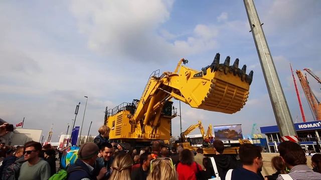 Komatsu PC4000 at Bauma 2019! (Specs) | Diggers and Dozers HD смотреть онлайн