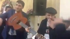 Парень красиво поет на свадьбе бывшей девушки