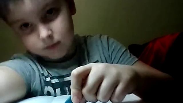 У мальчика волшебные или живые школьные предметы?