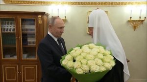 «С букетом роз»: Владимир Путин поздравил Патриарха Кирилла с 16-й годовщиной интронизации