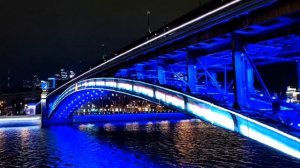 Прогулка по набережной реки Москвы