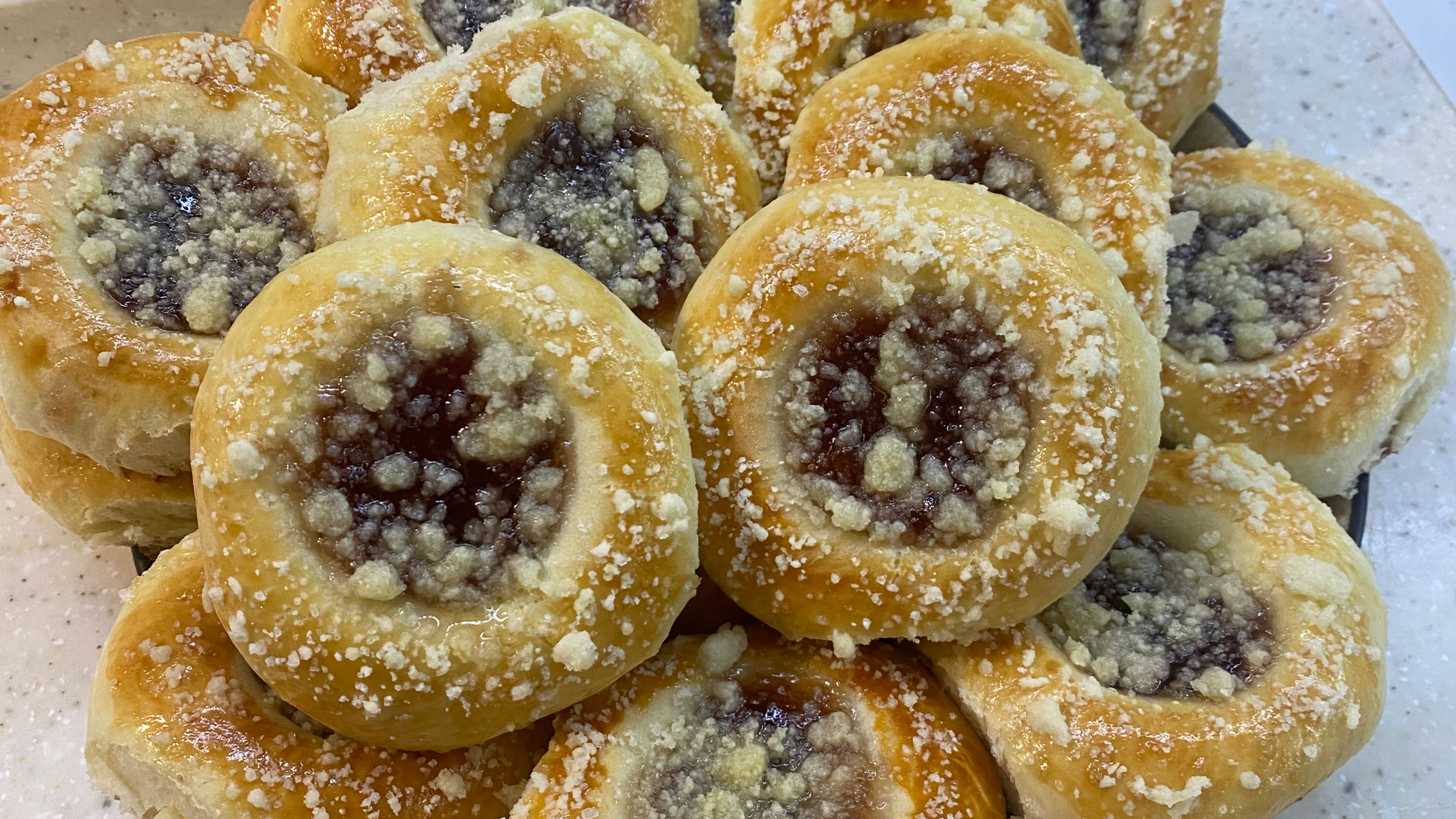 Дрожжевые булочки с джемом