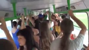 "Мы с конем по полю идем" случайный флешмоб в автобусе! Супер!