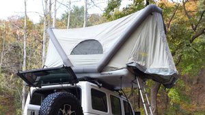 Красивая осень, кемпинг у воды, палатка с багажника крыши авто