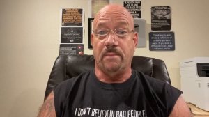 Бывший грабитель Ларри Лоутон читает истории об ограблениях