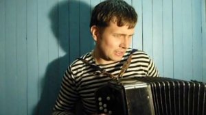 Прожектор шарит осторожно по пригорку...