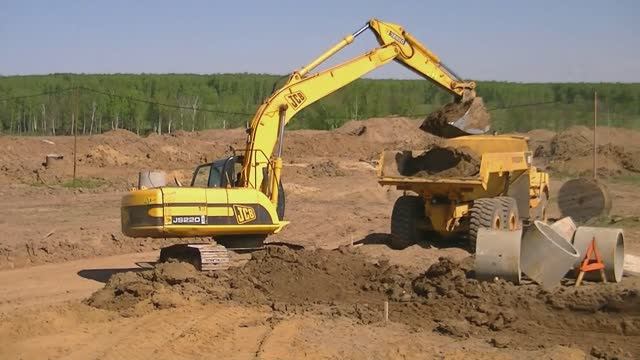 Экскаватор JCB JS220LC грузит самосвал Volvo A30E часть 2 смотреть онлайн