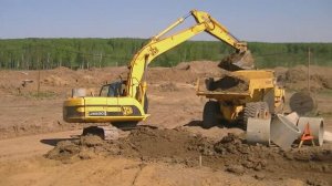 Экскаватор JCB JS220LC грузит самосвал Volvo A30E часть 2