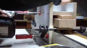 Вариант приспособления для работы на распиловочном и фрезерном станке