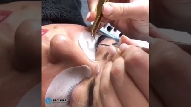 Креслореклайнер в процессе наращивания ресниц в г. Абакан.