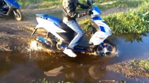 Застрял в грязи на скутере