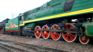 Паровозы ЛВ-0182 и П36-0120