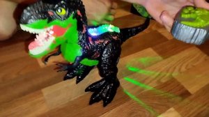Распаковка динозавра на пульте управления.
