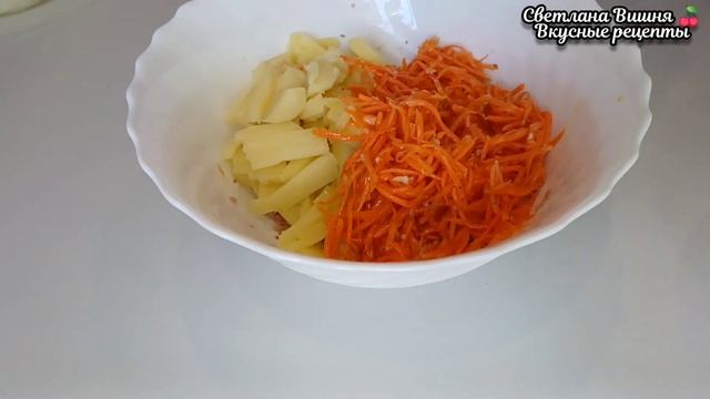 Удивительно вкусный салат из четырёх основных ингредиентов. Из обычных и доступных продуктов.