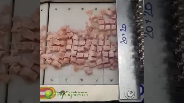 Как идет нарезка мясных субпродуктов для корма животных?