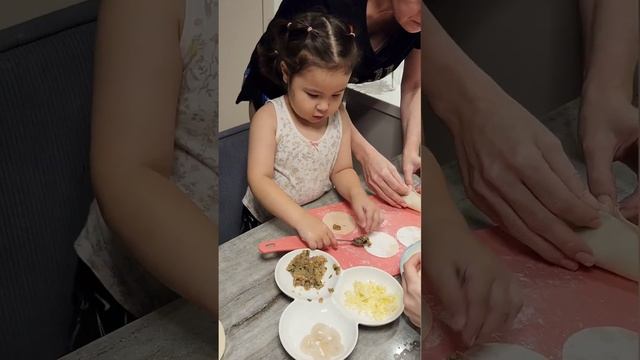 Учим лепить пельмени