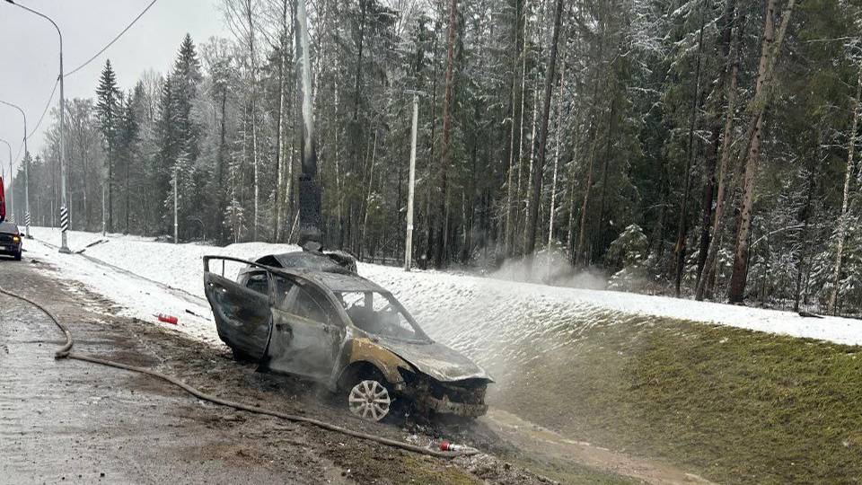 Мазда 6 врезался в столб и загорелся