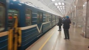 Перегонка с грузовым вагоном метро.