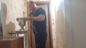 Самовар на табуретке. Поднять за ножку одной рукой.