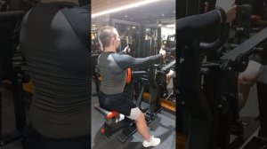 Горизонтальная тяга в блочном тренажёре, широким хватом
