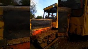 Трактор ДТ-75 в брод.