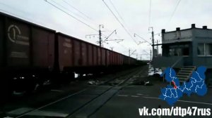 Грузовой поезд встал на переезде на 2 часа в Отрадном