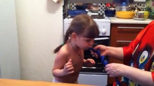 Оля надувает шарик