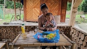 Kind man - helps bandage single mothers injured hand - first love | anh hmong - ly tay