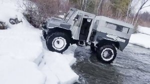 Едем на вездеходе по лесу в Тайге