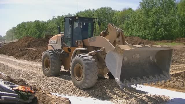 Погрузчик Case 821E перевозит и распределяет щебень смотреть онлайн